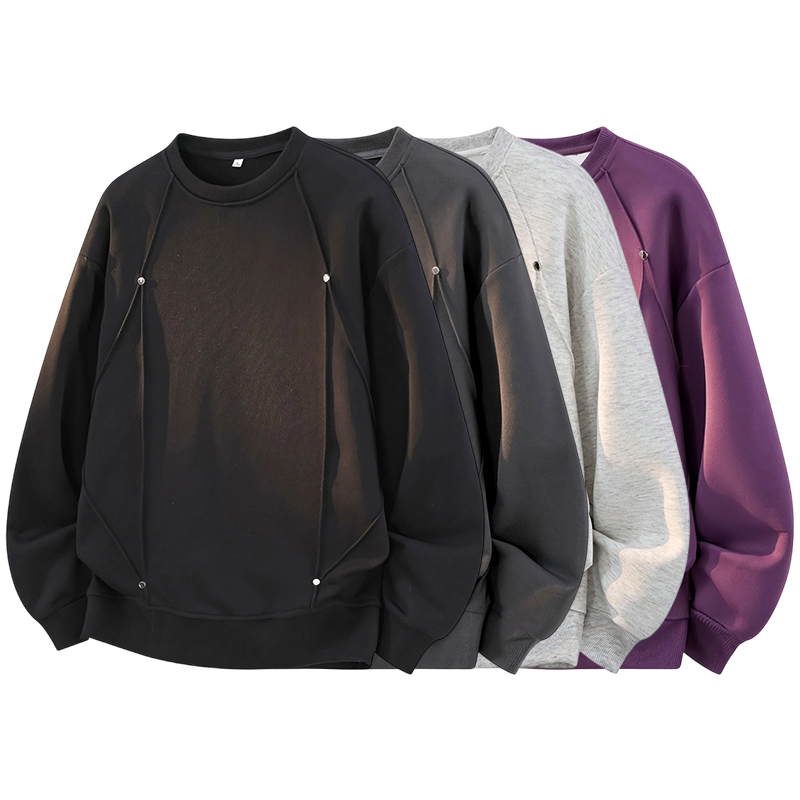 Oversized Crewneck Fleece - เสื้อสเวตเชิ้ตคอกลมทรงโอเวอร์ไซส์สำหรับผู้ชาย ตกแต่งหมุดโลหะ ดีไซน์ตัดต่อ สไตล์สตรีทแวร์ แขนยาว ไซส์ใหญ่พิเศษ