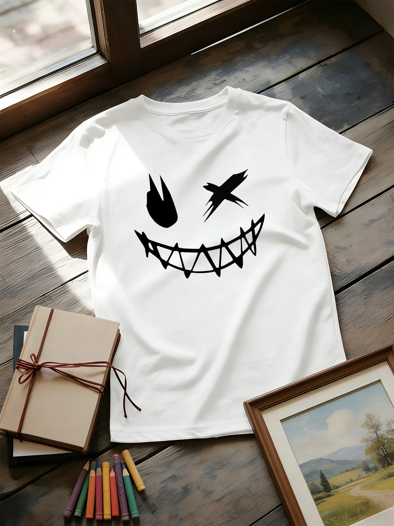 Street Fashion Elements - เสื้อยืดลายหน้าปีศาจยิ้มสีเข้ม สไตล์แฟชั่นพิมพ์ลายกอธิค ผสมผสานองค์ประกอบวัฒนธรรมสตรีทสุดเท่ สำหรับพ่อแม่ลูก