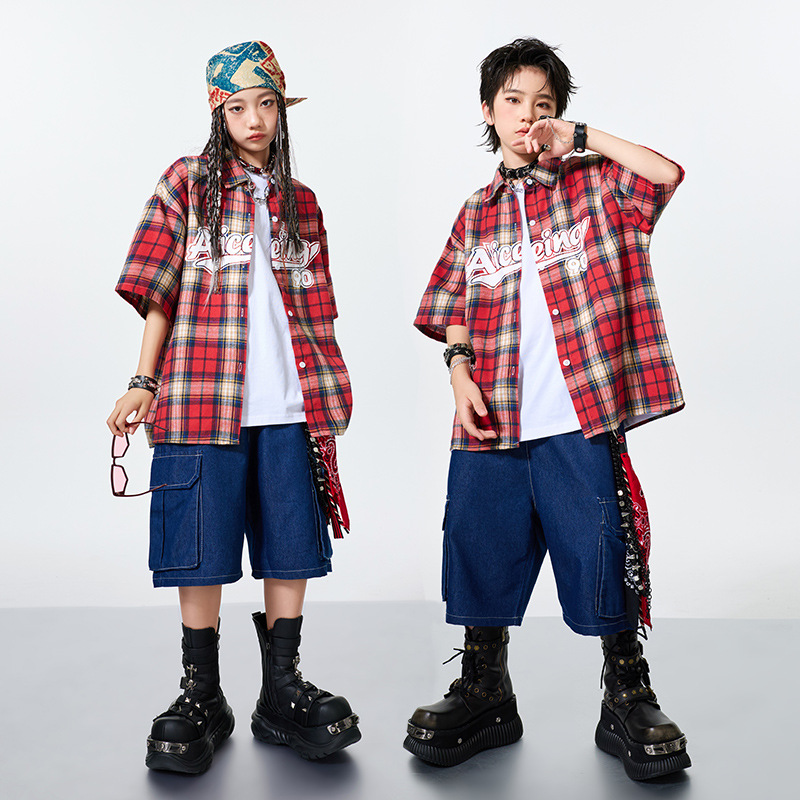 Street Fashion Boy - ชุดเต้นฮิปฮอปสำหรับเด็กผู้ชาย เสื้อเชิ้ตลายสก็อตหลวมๆ กางเกงยีนส์ขาสั้น ชุดแฟชั่นสตรีทแวร์สำหรับการแสดงแจ๊สแบบกลุ่ม