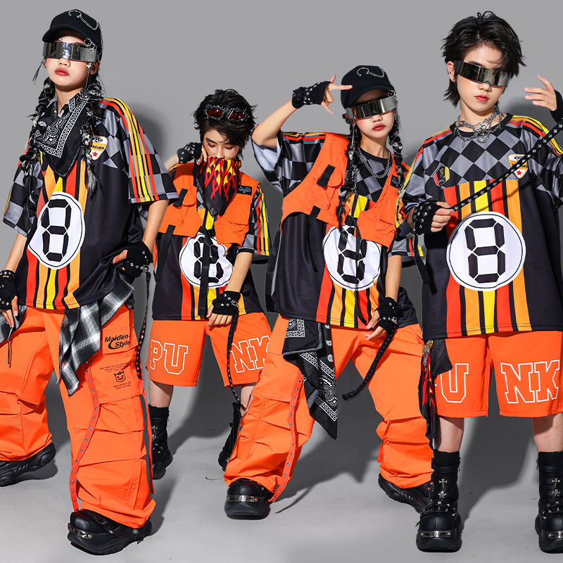 Street Fashion Outfit Girl - ชุดเสื้อผ้าฮิปฮอปสำหรับเด็กผู้ชาย เสื้อแฟชั่นลายทางสไตล์เค-ป๊อป กางเกงคาร์โก้สีส้ม กางเกงขาสั้นสำหรับเต้นสตรีทแดนซ์ ชุดสตรีทแวร์สำหรับกลุ่ม ชุดเสื้อผ้าแจ๊ส