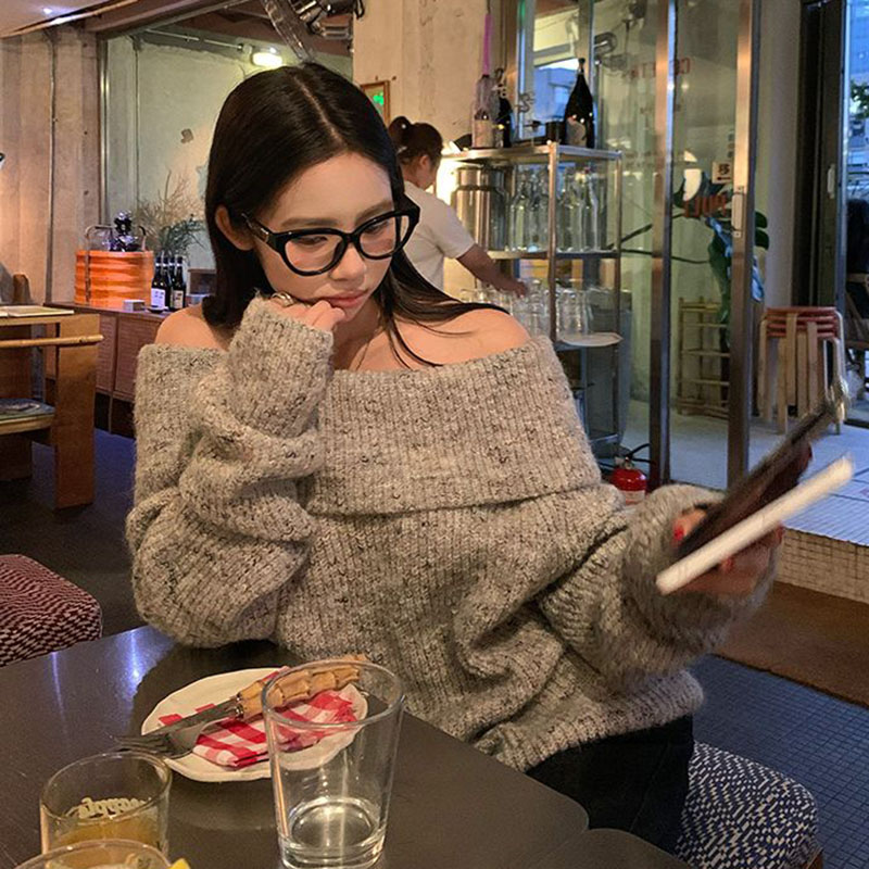 เสื้อสเวตเตอร์คอวีเปิดไหล่ ดีไ - Street Fashion In Korea บทวิจารณ์และราคา